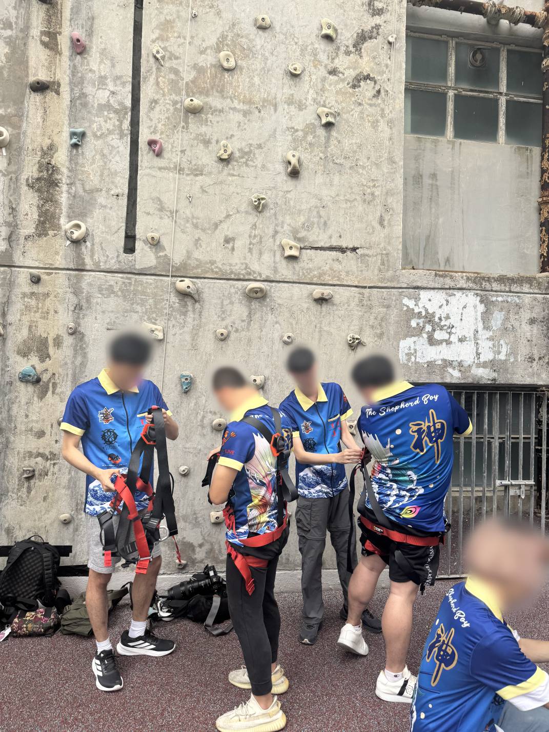 互相為對方穿上保護衣